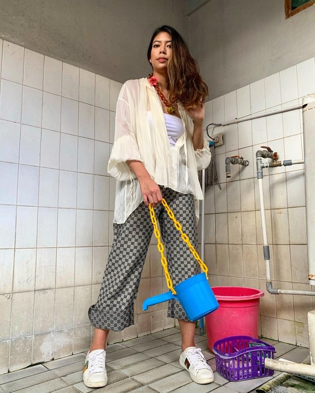 Pakai tas dari toples kerupuk.