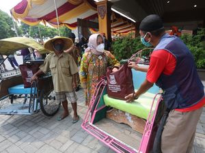Jelang Lebaran, Pemkot Mojokerto Bagikan Bansos ke Tukang Becak-Lansia