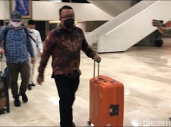 4 Jam Geledah Ruangan Azis Syamsuddin di DPR, KPK Total Bawa 5 Koper