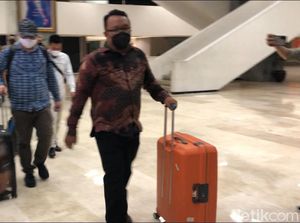 4 Jam Geledah Ruangan Azis Syamsuddin di DPR, KPK Total Bawa 5 Koper 4 Jam Geledah Ruangan Azis Syamsuddin di DPR, KPK Total Bawa 5 Koper