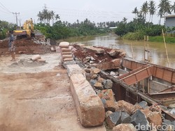 Perbaikan Longsor Jl Tanjung Burung Tangerang Kerahkan 2 Alat Berat