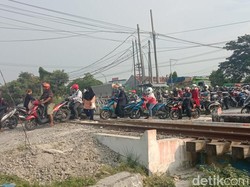 Warga Bongkar Perlintasan Kereta Api di Lamongan yang Kemarin Ditutup