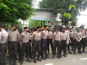 Sidang Lanjutan Kasus Tes Swab HRS, Polisi Buat Barikade di Depan PN Jaktim Sidang Lanjutan Kasus Tes Swab HRS, Polisi Buat Barikade di Depan PN Jaktim