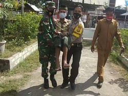 Sukseskan Vaksinasi di Dompu, TNI-Polri Antar Jemput & Gendong Lansia