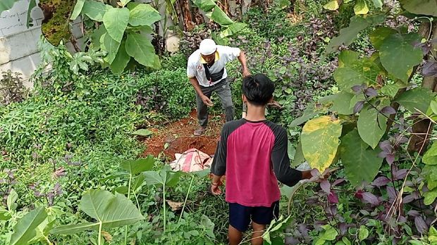 Polisi bongkar kuburan hewan diduga babi ngepet di Depok