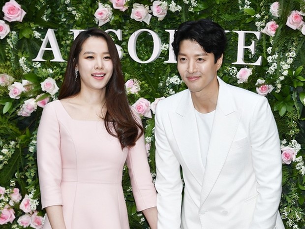 Kebersamaan Lee Dong Gun dan Jo Yoon Hee saat menghadiri sebuah acara.