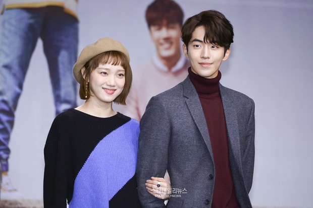 Kebersaam Nam Joo Hyuk dengan Lee Sung Kyung dalam konferensi pers seri drama mereka.