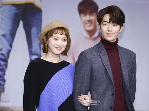 Kebersaam Nam Joo Hyuk dengan Lee Sung Kyung dalam konferensi pers seri drama mereka.