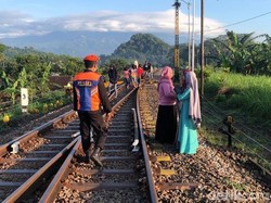 Remaja Banyuwangi Hampir Tertabrak Kereta Saat Asyik Ngabuburit di Rel