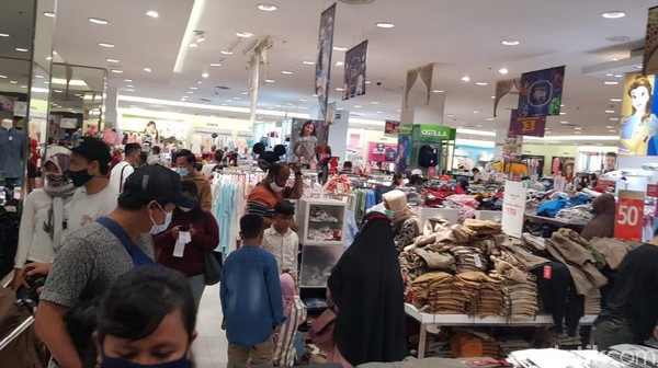 Pusat perbelanjaan di Karawang ramai dipadati pengunjung. Pusat perbelanjaan di Karawang ramai dipadati pengunjung.