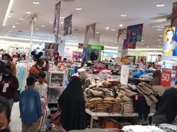 Jelang Lebaran, Pusat Perbelanjaan di Karawang Dipadati Pengunjung
