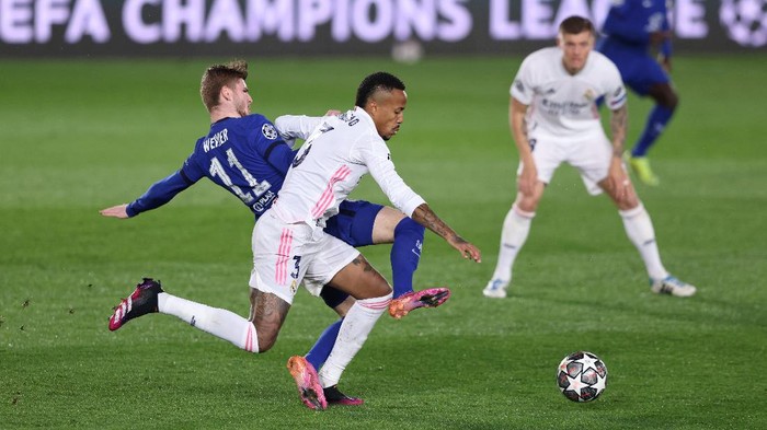MADRID, SPAIN - APRIL 27: MADRID, SPAIN - APRIL 27: Eder Militao of Real Madrid is challenged by Timo Werner of Chelsea during the UEFA Champions League Semi Final First Leg match between Real Madrid and Chelsea FC at Estadio Alfredo Di Stefano on April 27, 2021 in Madrid, Spain. Sporting stadiums around Spain remain under strict restrictions due to the Coronavirus Pandemic as Government social distancing laws prohibit fans inside venues resulting in games being played behind closed doors.  (Photo by Angel Martinez/Getty Images)