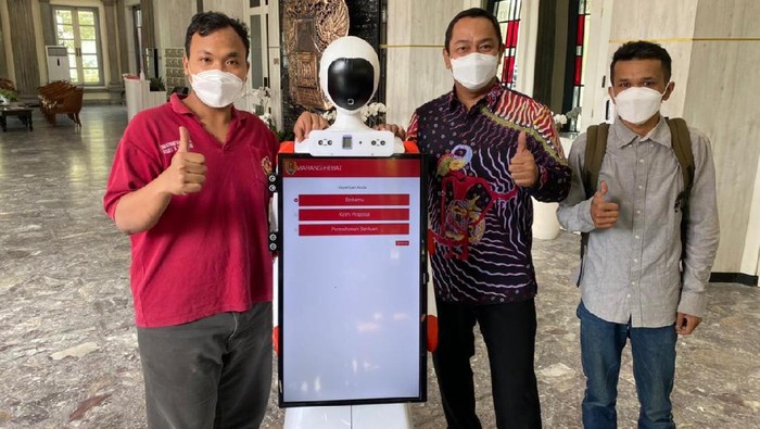 Robot penyambut tamu di Balai Kota Semarang.