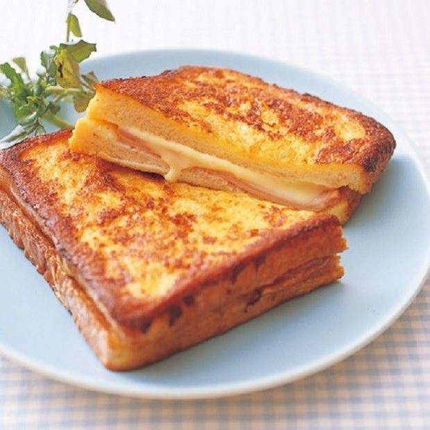 Roti Bakar/pinterest.com/weblettucestaff Mengolah roti tawar menjadi roti bakar bisa menjadi pilihan paling mengenyangkan sebagai santapan sahur.