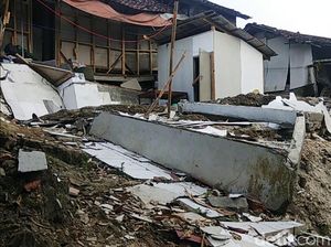 Penampakan Rumah Ambruk Akibat Gempa di Sukabumi