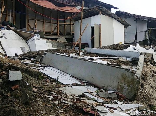 Penampakan Rumah Ambruk Akibat Gempa di Sukabumi