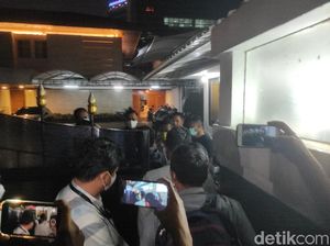 Penyidik KPK Juga Geledah Rumah Azis Syamsuddin Penyidik KPK Juga Geledah Rumah Azis Syamsuddin