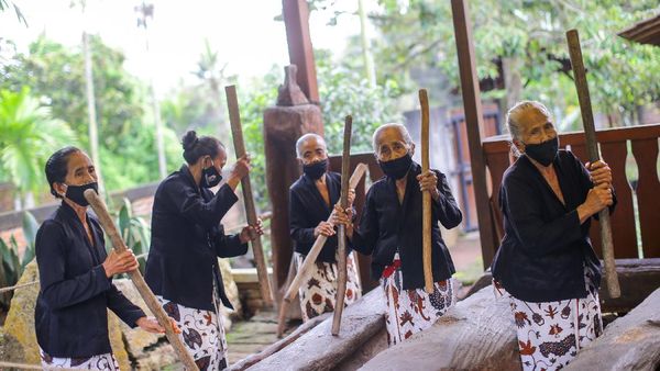 Foto: Nenek-nenek Tangguh Ikon Musik Lesung Banyuwangi