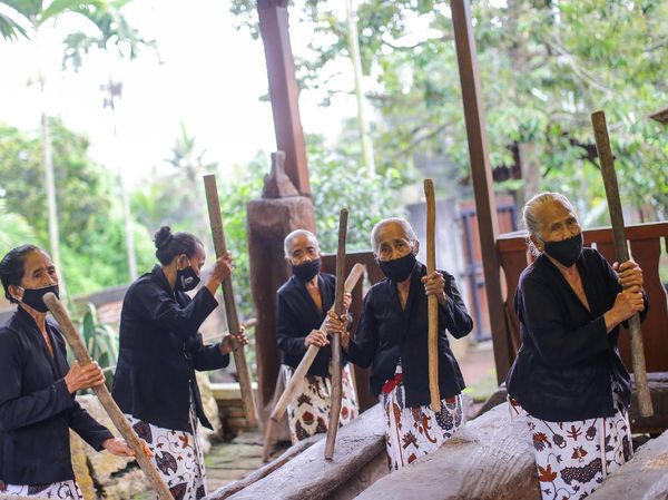 Foto: Nenek-nenek Tangguh Ikon Musik Lesung Banyuwangi