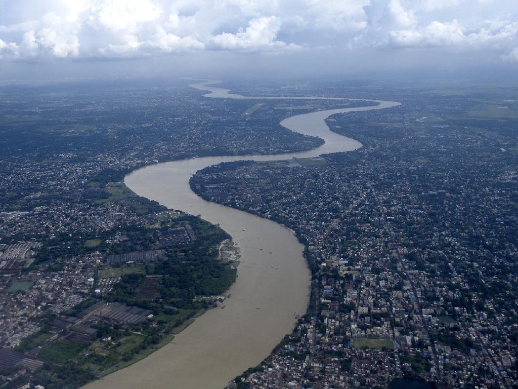 10 Orang Hilang Setelah Perahu Kayu Terbalik di Sungai Gangga India