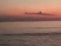 Munculnya Awan Mirip Kapal Selam saat Mentari Terbit di Pulau Dewata