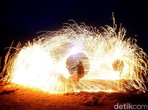 Ngabuburit Lihat Tarian Api di Pantai Gaza