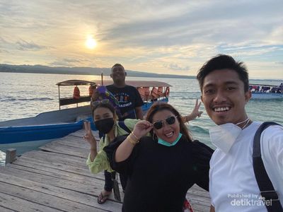 Terhipnotis Senja di Pulau Bokori