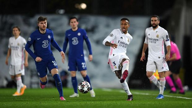 MADRID, SPAIN - APRIL 27 Eder Militao of Real Madrid makes a pass whilst under pressure from Timo Werner of Chelsea during the UEFA Champions League Semi Final First Leg match between Real Madrid and Chelsea FC at Estadio Alfredo Di Stefano on April 27, 2021 in Madrid, Spain. Sporting stadiums around Spain remain under strict restrictions due to the Coronavirus Pandemic as Government social distancing laws prohibit fans inside venues resulting in games being played behind closed doors.  (Photo by David Ramos/Getty Images)