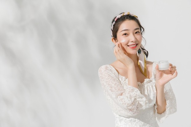 Tips Memilih Sunscreen/ Sumber: Freepik.com Karena kedua jenis sinar UV dapat merusak kulit, para ahli mengatakan bahwa sangat penting untuk menggunakan tabir surya spektrum luas yang memberikan perlindungan UVA dan UVB, dengan SPF 30 atau lebih tinggi.