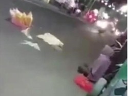 Viral Penjual Kerupuk Putus Asa hingga Taruh Dagangan di Tengah Jalan