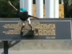 Viral Pahatan Batu Puisi Karawang-Bekasi Dijadikan Lintasan Skateboard