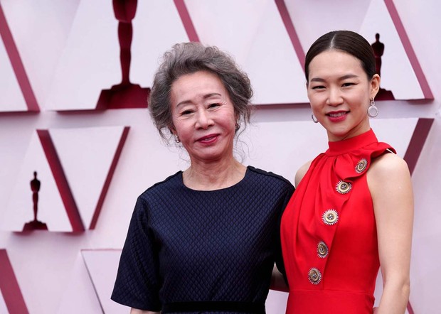 Youn Yuh Jung dan Han Ye Ri di karpet merah Piala Oscars 2021.