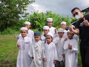 Mulia! YouTuber Ini Penuhi Keinginan Santri untuk Makan di Restoran