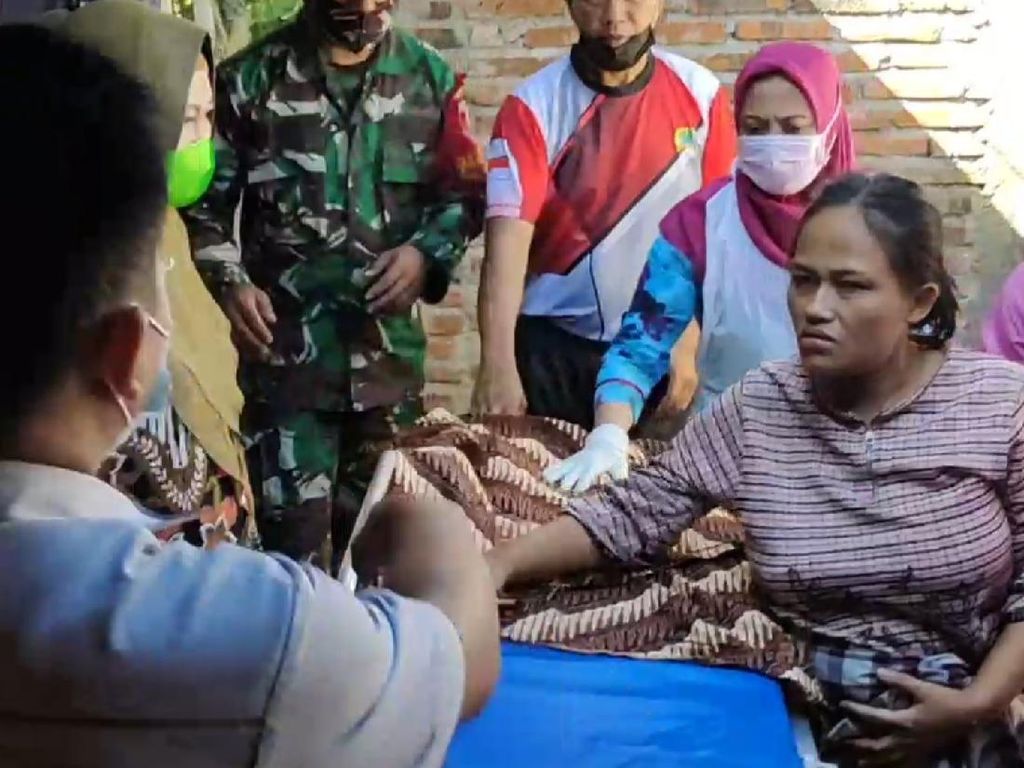 Dramatis, Anggota TNI Trenggalek Bantu Ibu Melahirkan di Kamar Mandi