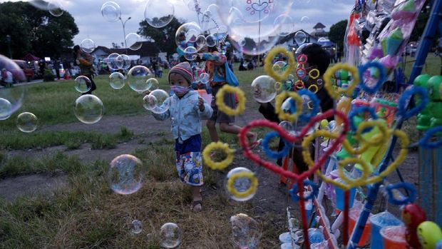 Anak-anak bermain gelembung sabun di Alun-alun Kidul (Alkid) Yogyakarta, Jumat (16/04/2021). Kawasan terbuka Alkid menjadi salah satu destinasi untuk menunggu waktu berbuka puasa atau ngabuburit bagi umat muslim di Yogyakarta. ANTARA FOTO/Andreas Fitri Atmoko/aww.