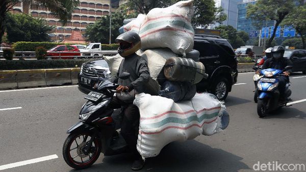 Bahaya! Pemotor Nekat Bawa Barang Overload