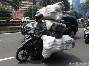 Bahaya! Pemotor Nekat Bawa Barang Overload