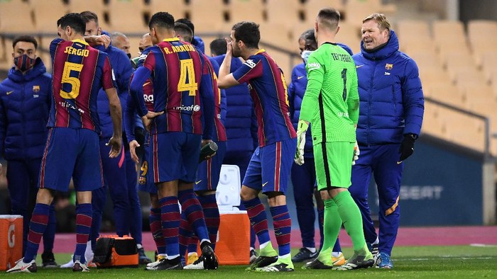 SEVILLE, SPAIN - JANUARY 17: Ronald Koeman, Manager of Barcelona speaks with Marc-Andre ter Stegan of Barcelona during the Supercopa de Espana Final match between FC Barcelona and Athletic Club at Estadio de La Cartuja on January 17, 2021 in Seville, Spain. Sporting stadiums around Spain remain under strict restrictions due to the Coronavirus Pandemic as Government social distancing laws prohibit fans inside venues resulting in games being played behind closed doors. (Photo by David Ramos/Getty Images)