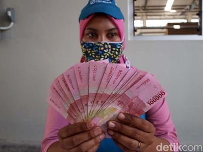 Bersyukur, Ribuan Buruh Pabrik Rokok Terima THR Lebih Awal