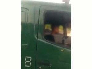 Viral Bocah 12 Tahun Kemudikan Truk Kontainer di Tol Cikampek Viral Bocah 12 Tahun Kemudikan Truk Kontainer di Tol Cikampek