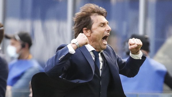 Inter Milans head coach Antonio Conte celebrates his sides 1-0 win at the end of the Serie A soccer match between Inter Milan and Hellas Verona, at the San Siro stadium in Milan, Italy, Sunday, April 25, 2021. (AP Photo/Antonio Calanni)