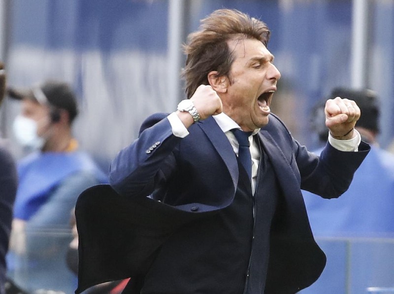 Inter Milan's head coach Antonio Conte celebrates his side's 1-0 win at the end of the Serie A soccer match between Inter Milan and Hellas Verona, at the San Siro stadium in Milan, Italy, Sunday, April 25, 2021. (AP Photo/Antonio Calanni)