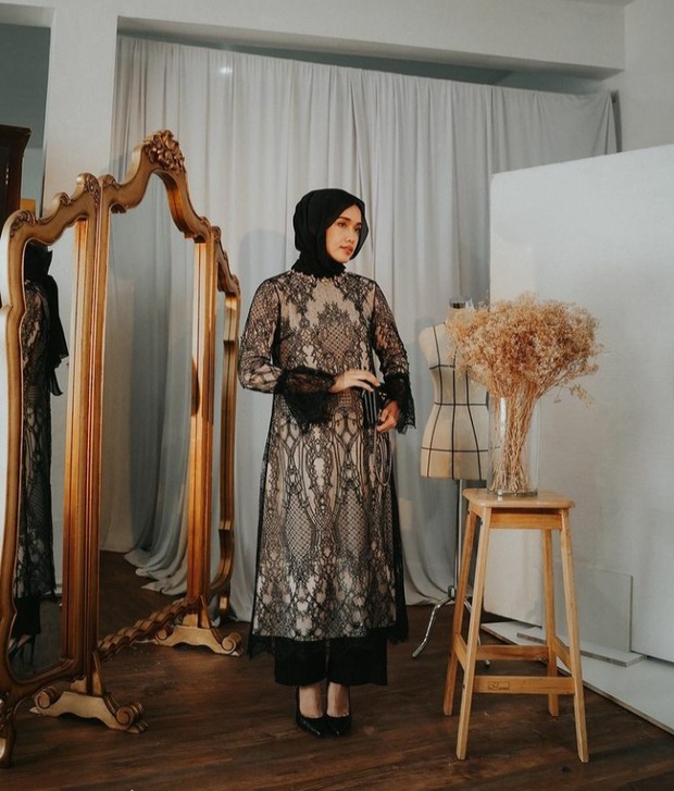 Foto: Menggunakan Long Dress/instagram.com/anaoctarina 5 Inspirasi Outfit Lebaran Selain Gamis