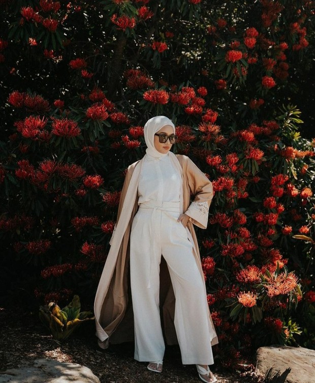 Foto: Menggunakan Long Outer/instagram.com/anaoctarina 5 Inspirasi Outfit Lebaran Selain Gamis