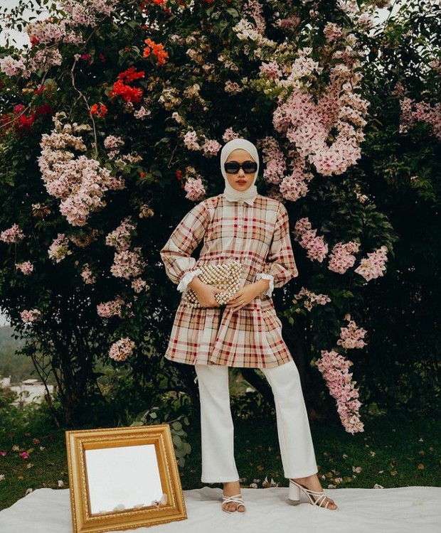 Foto: Menggunakan Tunic/instagram.com/anaoctarina 5 Inspirasi Outfit Lebaran Selain Gamis