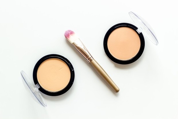 Gunakan Setting Powder/Foto: freepik.com Tips Menggunakan Concealer Agar Tidak Abu-Abu