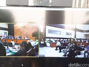 Pengacara Putar Video Jokowi di Maumere, Bandingkan dengan Kerumunan HRS