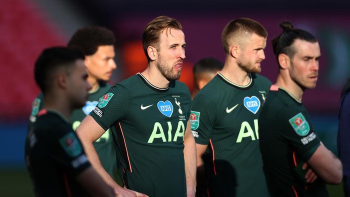 LONDON, ENGLAND - APRIL 25: Harry Kane of Tottenham Hotspur looks on dejected after the Carabao Cup Final between Manchester City and Tottenham Hotspur at Wembley Stadium on April 25, 2021 in London, England. 8,000 fans are due to watch the game at Wembley, the most at an outdoor sporting event in the UK since the coronavirus pandemic started in March, 2020. Each team has been given an allocation of 2,000 with the remaining tickets split between local residents and NHS staff. (Photo by Clive Rose/Getty Images)