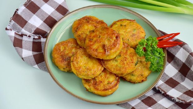 Perkedel, Indonesian fried patties made from mashed potato, minced beef and spices garnish with parsley and cayenne pepper