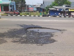 Awas! Ada Lubang di Jl Tegar Beriman Tak Jauh dari Kantor Bupati Bogor